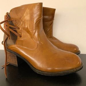 ETC! Short brown tie back booties